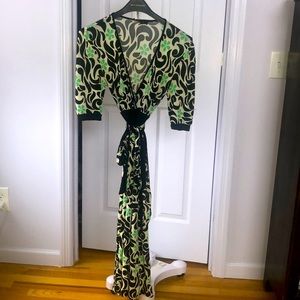 Lily dress mid sleeve , below knee